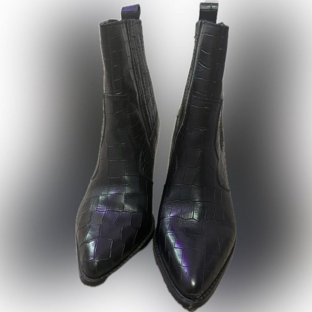 Chic Black Croc-Embossed Ankle Boots
